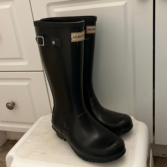 Black Hunter youth size 2 boots.  From pet friendly home.  Lightly used. - Picture 1 of 4